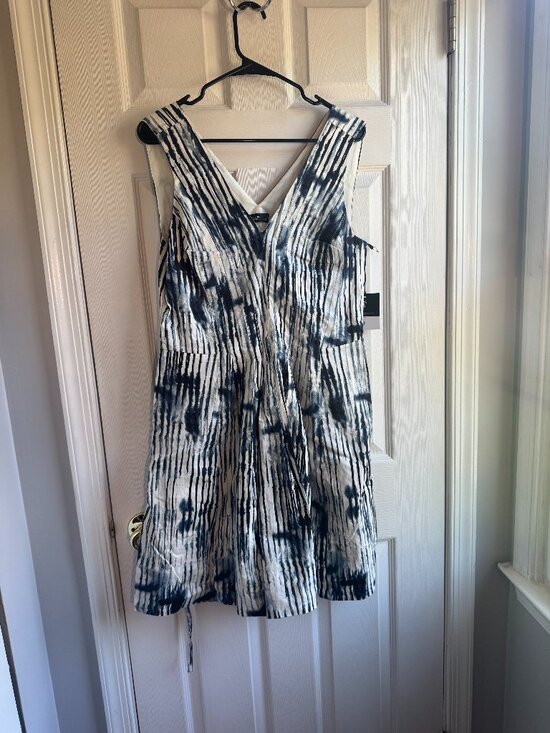 Simply Vera Vera Wang Dresses & Skirts - Simply Vera Vera Wang V Neck Pleated Mini Dress - size Large